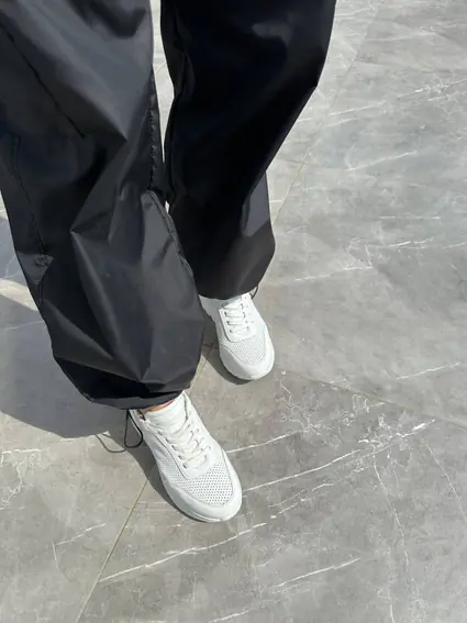 Кросівки жіночі шкіра флотар білого кольору з перфорацією на товстій підошві фото 3 — інтернет-магазин Tapok