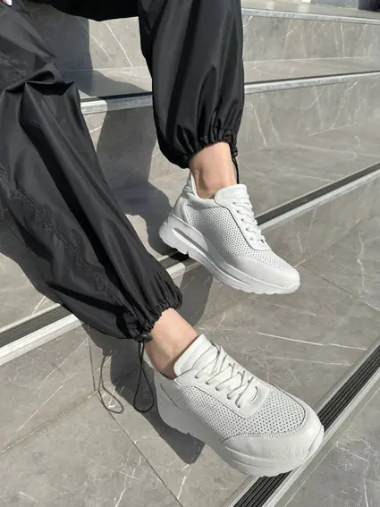 Кросівки жіночі шкіра флотар білого кольору з перфорацією на товстій підошві фото 4 — інтернет-магазин Tapok