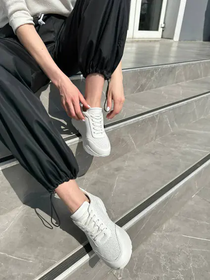 Кросівки жіночі шкіра флотар білого кольору з перфорацією на товстій підошві фото 5 — інтернет-магазин Tapok