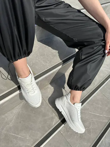 Кросівки жіночі шкіра флотар білого кольору з перфорацією на товстій підошві фото 8 — інтернет-магазин Tapok