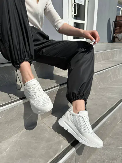 Кросівки жіночі шкіра флотар білого кольору з перфорацією на товстій підошві фото 9 — інтернет-магазин Tapok