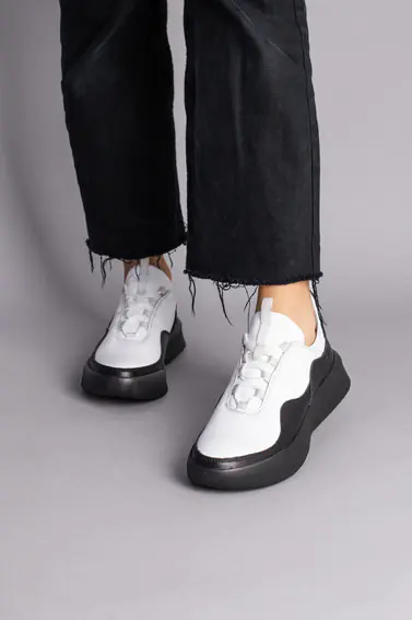 Кросівки жіночі шкіряні білі з чорними вставками фото 2 — інтернет-магазин Tapok