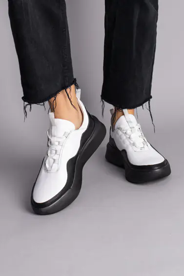 Кросівки жіночі шкіряні білі з чорними вставками фото 3 — інтернет-магазин Tapok