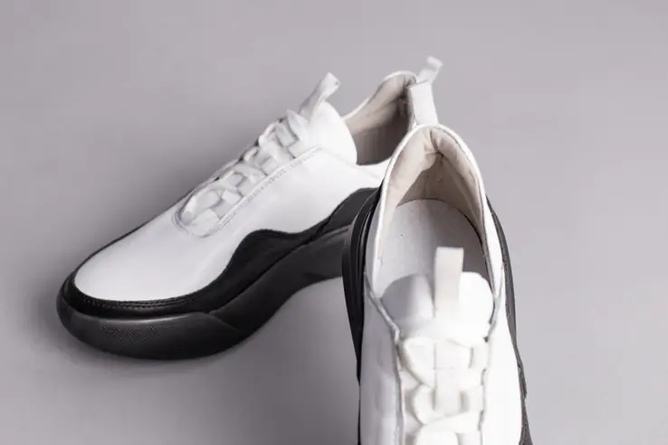 Кросівки жіночі шкіряні білі з чорними вставками фото 11 — інтернет-магазин Tapok