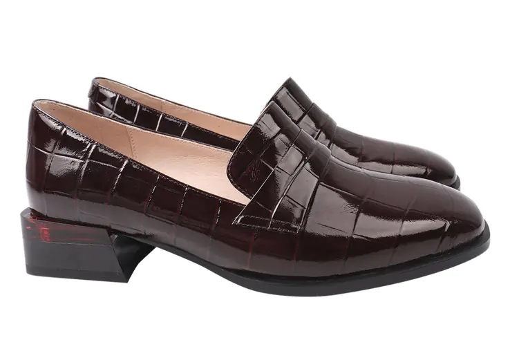 Туфли женские из натуральной лаковой кожи на большом каблуке цвет Бордовый Vidorcci 21-21DTC фото 1 — интернет-магазин Tapok
