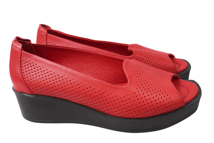 Туфли женские из натуральной кожи на платформе с открытым носком цвета Красный Aquamarin 1953-21LTCP фото 1 — интернет-магазин Tapok