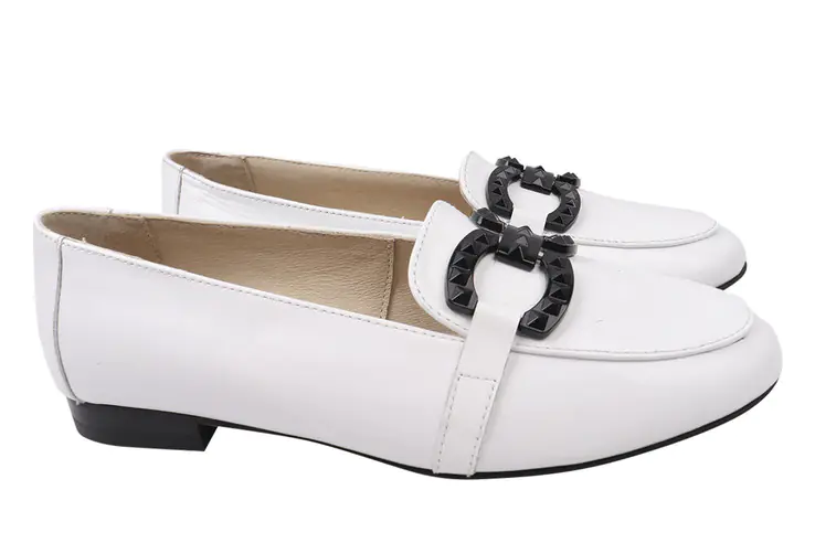 Туфли женские из натуральной кожи на низком ходу с закрытой пяткой цвет Белый Grossi 227-21DTC фото 1 — интернет-магазин Tapok