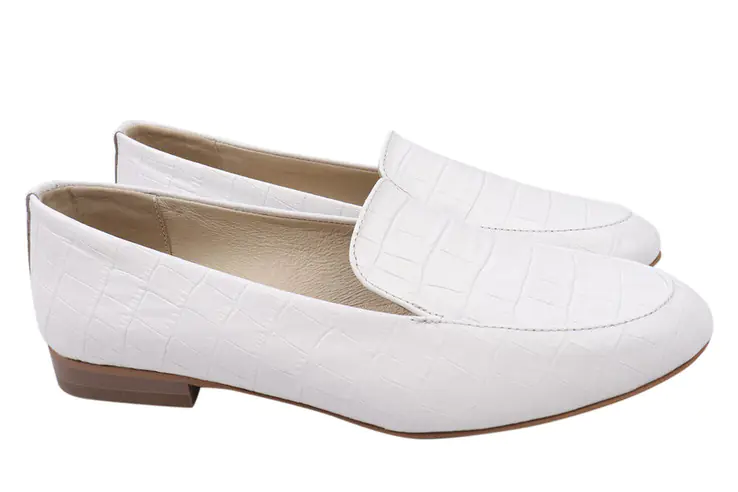 Туфли женские из натуральной кожи на низком ходу цвета Белый Grossi 223-21DTC фото 1 — интернет-магазин Tapok