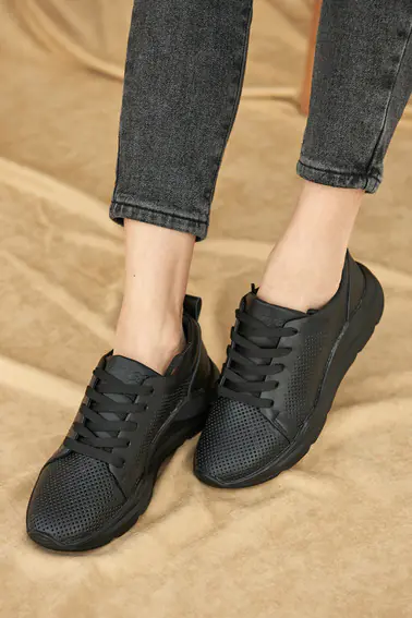 Жіночі кросівки шкіряні літні чорні Yuves 181 фото 4 — інтернет-магазин Tapok