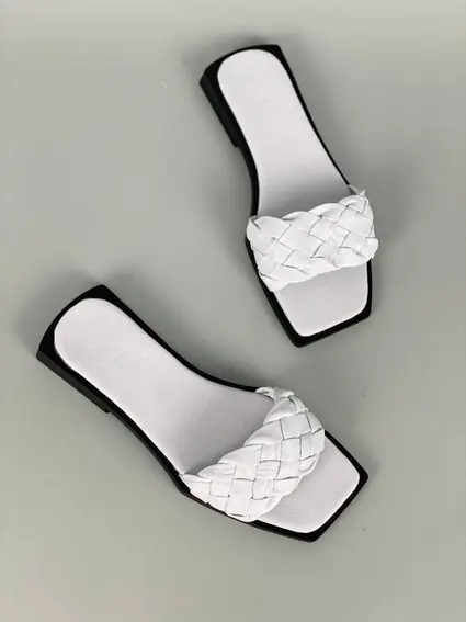 Шлепанцы женские кожаные белого цвета на черной подошве фото 9 — интернет-магазин Tapok