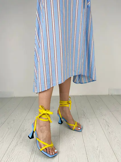 Босоніжки жіночі шкіряні блакитні з жовтими вставками на зав&#39;язках фото 3 — інтернет-магазин Tapok