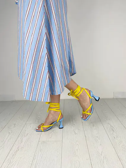 Босоніжки жіночі шкіряні блакитні з жовтими вставками на зав&#39;язках фото 5 — інтернет-магазин Tapok
