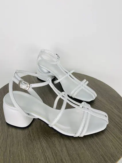 Босоножки женские кожаные белого цвета на каблуке фото 9 — интернет-магазин Tapok