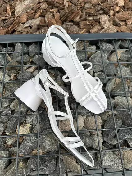 Босоножки женские кожаные белого цвета на каблуке фото 19 — интернет-магазин Tapok