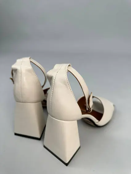 Босоножки женские кожаные молочного цвета фото 18 — интернет-магазин Tapok