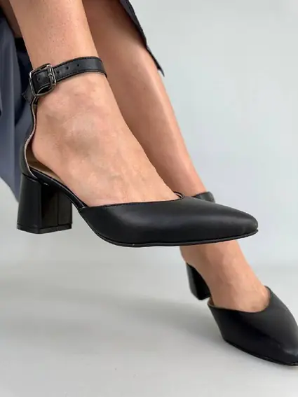 Босоножки женские кожаные черного цвета на каблуке фото 7 — интернет-магазин Tapok