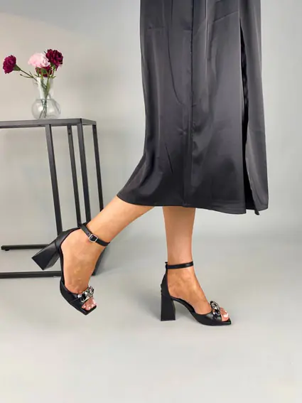Босоножки женские кожаные черного цвета с цепочкой на каблуке фото 2 — интернет-магазин Tapok