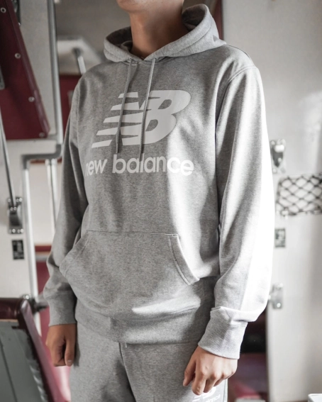 Толстовка New Balance NB ESSENTIALS STACKED LOGO PO MT03558AG фото 7 — интернет-магазин Tapok