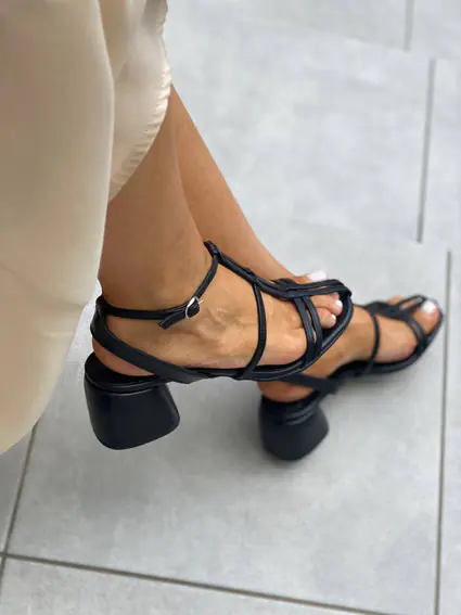 Босоножки женские кожаные черного цвета на каблуке фото 6 — интернет-магазин Tapok