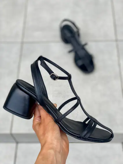 Босоножки женские кожаные черного цвета на каблуке фото 11 — интернет-магазин Tapok