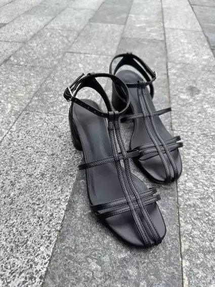Босоножки женские кожаные черного цвета на каблуке фото 17 — интернет-магазин Tapok