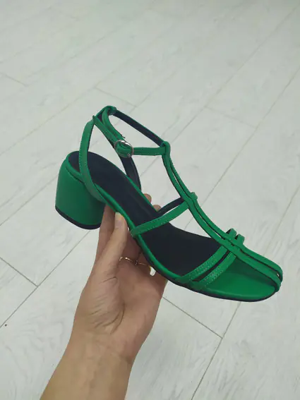 Босоножки женские кожаные зеленого цвета на каблуке фото 6 — интернет-магазин Tapok