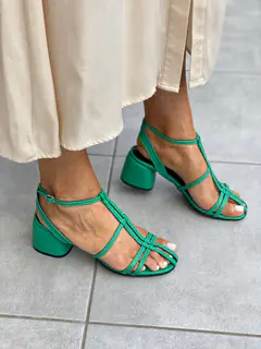 Босоножки женские кожаные зеленого цвета на каблуке