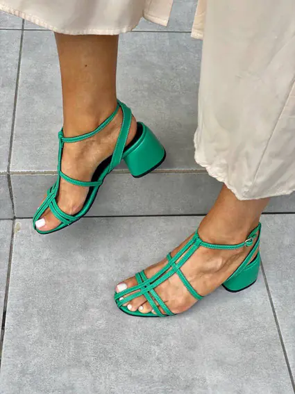 Босоножки женские кожаные зеленого цвета на каблуке фото 3 — интернет-магазин Tapok