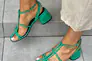 Босоножки женские кожаные зеленого цвета на каблуке Фото 3
