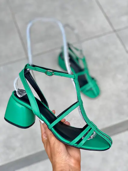 Босоножки женские кожаные зеленого цвета на каблуке фото 12 — интернет-магазин Tapok
