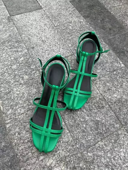 Босоножки женские кожаные зеленого цвета на каблуке фото 23 — интернет-магазин Tapok