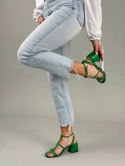 Босоножки женские кожаные зеленого цвета на каблуке фото 31 — интернет-магазин Tapok