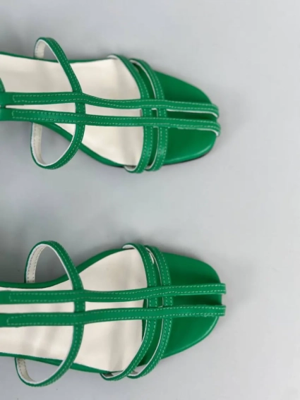 Босоножки женские кожаные зеленого цвета на каблуке фото 38 — интернет-магазин Tapok