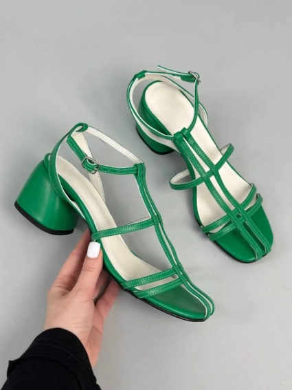Босоножки женские кожаные зеленого цвета на каблуке фото 39 — интернет-магазин Tapok