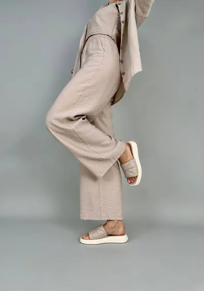 Шлепанцы женские кожаные бежевого цвета фото 5 — интернет-магазин Tapok
