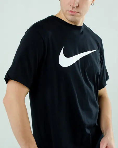Футболка Nike M NSW TEE ICON SWOOSH DC5094-010 фото 1 — интернет-магазин Tapok