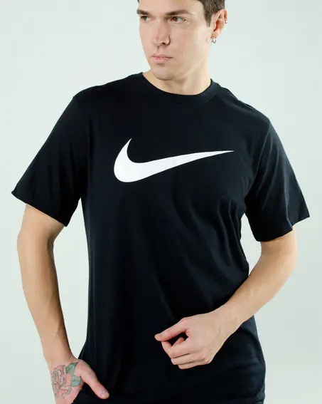 Футболка Nike M NSW TEE ICON SWOOSH DC5094-010 фото 3 — интернет-магазин Tapok