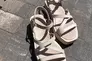 Босоножки женские кожаные бежевого цвета на бежевой подошве Фото 21