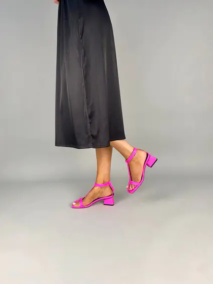 Босоножки женские кожаные цвета фуксии на каблуке фото 3 — интернет-магазин Tapok