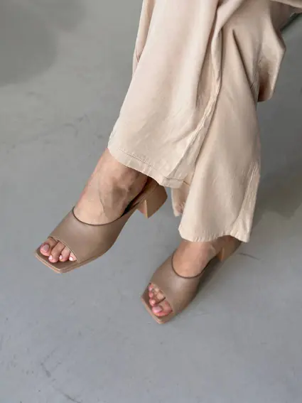 Сабо женские кожаные бежевого цвета фото 5 — интернет-магазин Tapok