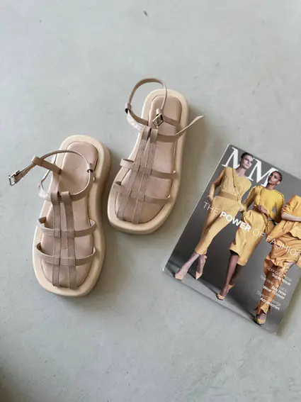 Босоніжки жіночі шкіряні бежевого кольору фото 10 — інтернет-магазин Tapok