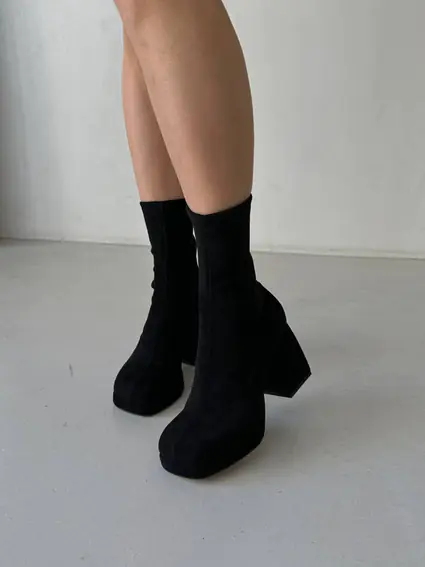 Ботинки женские из высококачественного велюра и стрейча черного цвета на каблуке демисезонные фото 1 — интернет-магазин Tapok