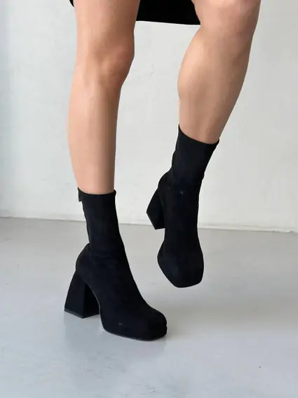 Ботинки женские из высококачественного велюра и стрейча черного цвета на каблуке демисезонные фото 2 — интернет-магазин Tapok