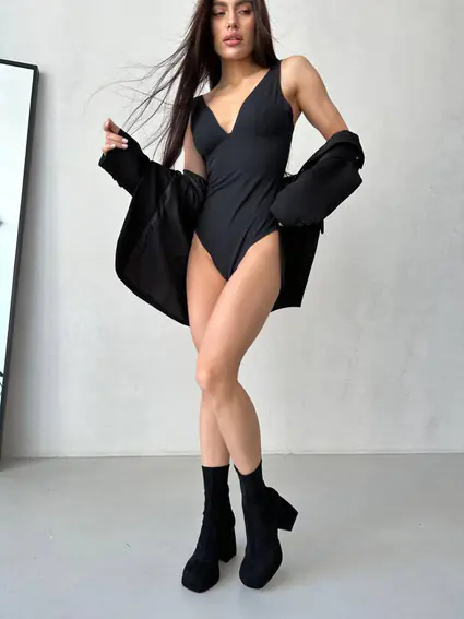 Ботинки женские из высококачественного велюра и стрейча черного цвета на каблуке демисезонные фото 3 — интернет-магазин Tapok