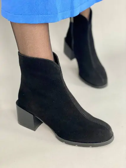 Ботинки женские замшевые черные на небольшом каблуке демисезонные фото 1 — интернет-магазин Tapok