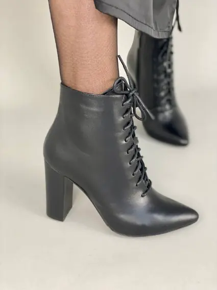 Ботильоны женские кожаные черного цвета на каблуке со шнуровкой демисезонные фото 1 — интернет-магазин Tapok