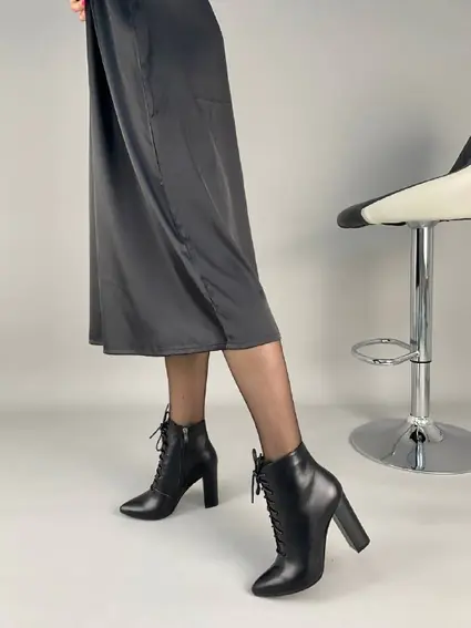 Ботильоны женские кожаные черного цвета на каблуке со шнуровкой демисезонные фото 2 — интернет-магазин Tapok