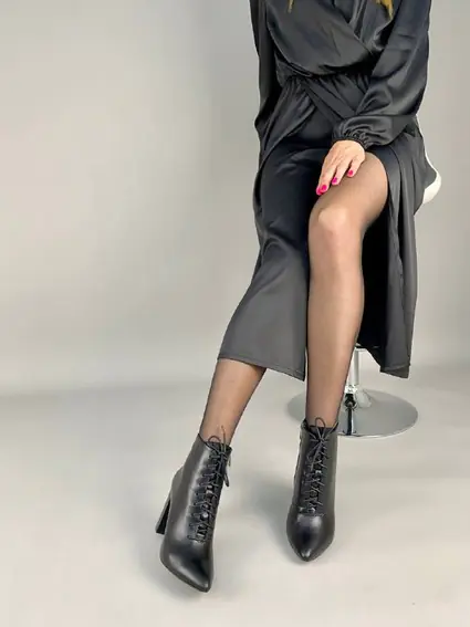 Ботильоны женские кожаные черного цвета на каблуке со шнуровкой демисезонные фото 4 — интернет-магазин Tapok