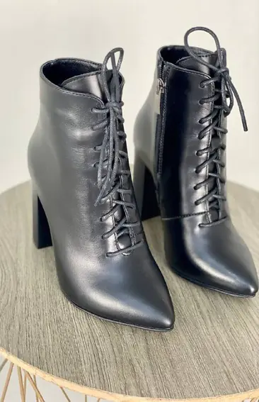 Ботильоны женские кожаные черного цвета на каблуке со шнуровкой демисезонные фото 7 — интернет-магазин Tapok