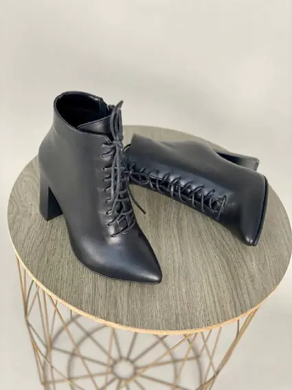 Ботильоны женские кожаные черного цвета на каблуке со шнуровкой демисезонные фото 9 — интернет-магазин Tapok